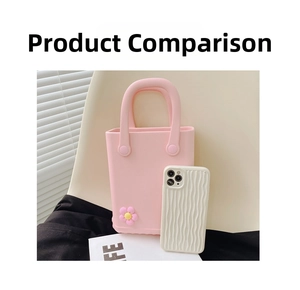 Detailansicht der rosa EVA Strandtasche mit Blumenanhänger und Handyhülle als Größenvergleich