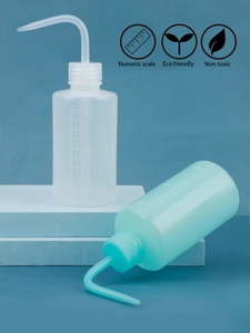Détail des flacons de rinçage 250ml avec graduation et embout courbé de précision
