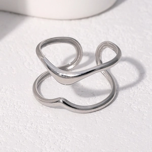 Detail van verstelbare zilveren dubbellaagse minimalistische roestvrijstalen ring