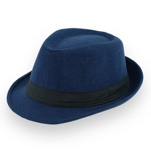 Gros plan d'un chapeau fedora en laine bleu marine avec ruban noir sur fond blanc pur