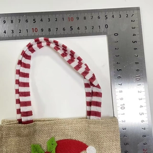 Misura ravvicinata di un sacchetto regalo natalizio in juta con decoro in feltro