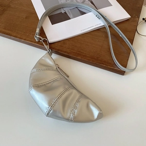 Vue détaillée d'un mini sac bandoulière argenté en forme de croissant avec effet matelassé