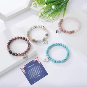 Bracciali di pietre per sorelle con ciondoli a cuore su basi minimaliste