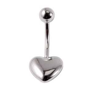 Piercing de nombril en acier inoxydable poli avec pendentif en cœur sur fond blanc