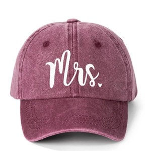 Détail d'une casquette en coton bordeaux délavé avec imprimé blanc Mrs. pour femme