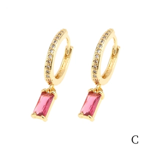 Dettaglio orecchini placcati oro 18K con zirconi bianchi e pietra rosa a goccia