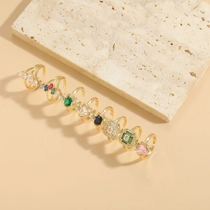 Set de nueve anillos dorados ajustables con corazones de circón y formas geométricas