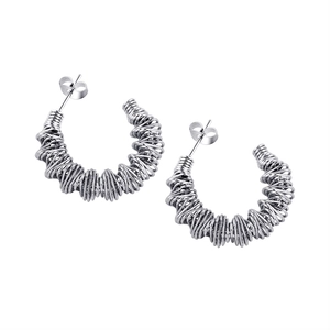 Vue détaillée des boucles d'oreilles créoles à ressort en acier inoxydable argenté