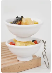 Dettaglio del portachiavi a ciotola di zuppa in miniatura con stufato realistico