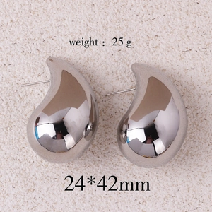 Macro detail of silver water drop earrings with dimensions 24x42mm and weight 25g