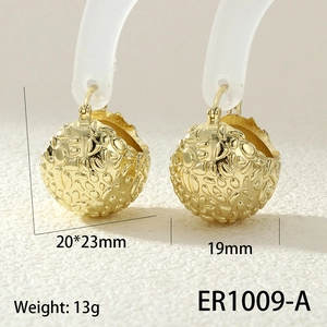 Macro shot of gold sphere earrings with embossed texture, size 20x23mm and weight 13g