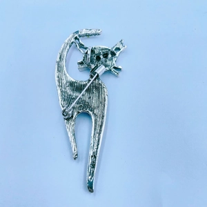 Detailed back view of vintage silver cat brooch showing a secure metal safety pin clasp