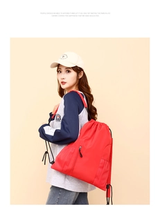 Minimalistischer roter Oxford-Stoff Kordelzug Rucksack mit Fronttasche und Netztaschen für Alltag.