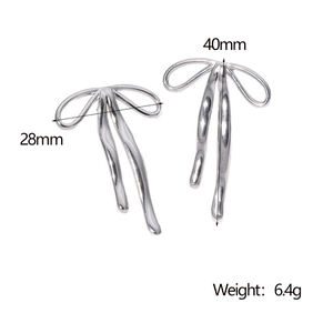Détail de boucles d'oreilles nœud argentées avec dimensions de 28 mm par 40 mm indiquées