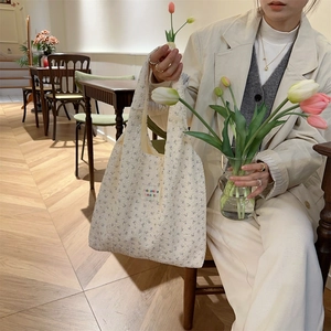 Detail of floral tote bag with embossed texture and zakka beauté woven label