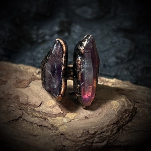 Détail de deux améthystes brutes sur une bague vintage en bronze à texture rustique