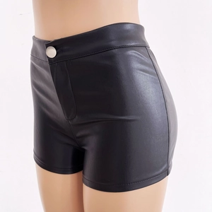 Detailansicht der schwarzen High-Waist PU-Leder-Shorts mit mattem Finish und Metallknopf