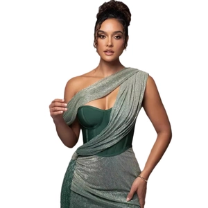 Robe métallique vert émeraude élégante avec fente, taille corset et coupe ajustée chic