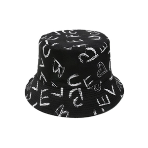 Dettaglio cappello alla pescatora nero con scritte LOVE graffiti bianche e cuoricini