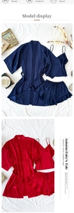 Dettaglio del set pigiama tre pezzi in raso da donna con volant in blu navy e rosso