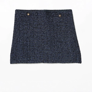 Elegante tweed minirok in zwart en marineblauw met decoratieve gouden knopen en hoge taille