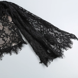 Gros plan de dentelle florale noire délicate avec des bords en cils de haute qualité
