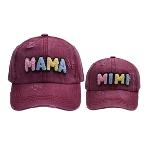 Lot de casquettes MAMA et MINI bordeaux avec broderie bouclée et détails vintage usés