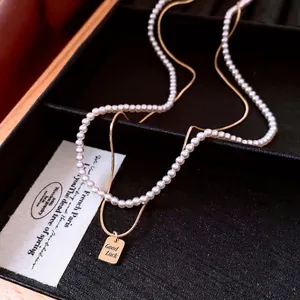 Collana a strati placcata oro 14K con perle e ciondolo quadrato inciso Good Luck