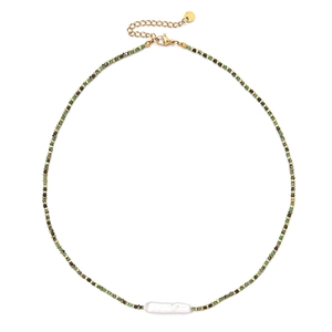 Collier en perles d'eau douce baroques et tourmaline avec accents dorés et chaîne ajustable