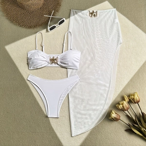 Macro di bikini bianco a tre pezzi con dettaglio fibbia metallica a forma di stella