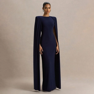 Dettaglio dell'elegante abito lungo blu scuro con mantella a pieghe e silhouette slim