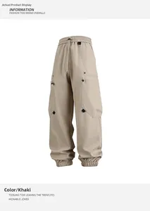 Detalle de pantalones cargo caqui con cintura con cordón y bolsillos utilitarios reales