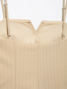 Detail des V-Ausschnitts am hellbeige gestreiften Camisole-Oberteil mit Stoffstruktur
