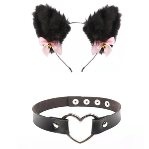 Détail d'un serre-tête oreilles de chat en peluche et tour de cou en cuir avec cœur