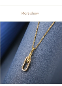 Vue détaillée du pendentif à double anneau géométrique doré serti de pavé de zircons