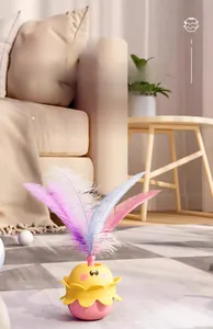 Dettaglio del gioco interattivo per gatti con piume colorate e design a forma di pulcino