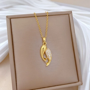 Élégant collier en acier titane doré avec pendentif double feuille en zircon sur soie
