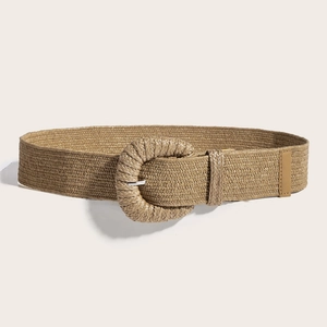 Vue détaillée d'une ceinture tressée en paille kaki pour femme avec grande boucle ronde