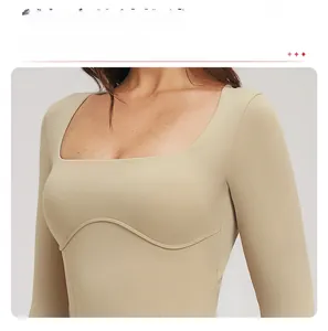 Détail des coutures structurelles sur un body de yoga à manches longues beige