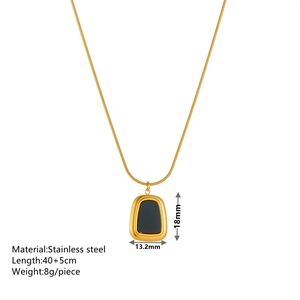 Collier doré en acier inoxydable avec pendentif rectangle noir et dimensions précises