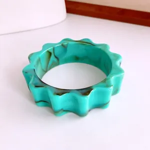 Bracelet jonjon vague en acrylique vert marbré avec motif écaille en résine