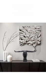 Gros plan d'une sculpture abstraite noire sur console avec décor intérieur moderne