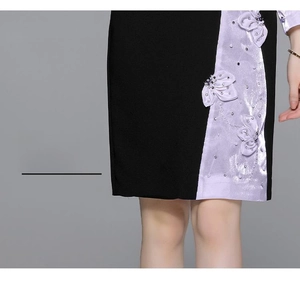 Dettaglio dell'abito nero con inserto in raso viola e ricamo floreale 3D con paillettes