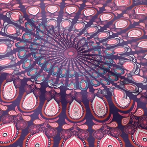 Gros plan d'une tapisserie mandala bohème avec motif paisley violet et texture tissée