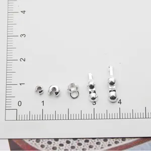 Makro-Detail von S925 Sterling Silber Quetschperlen und DIY-Schmuckzubehör auf einem Lineal
