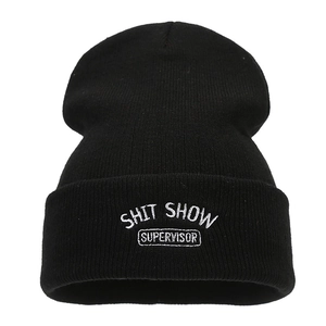 Berretto in maglia di acrilico nero con ricamo Shit Show Supervisor sul risvolto