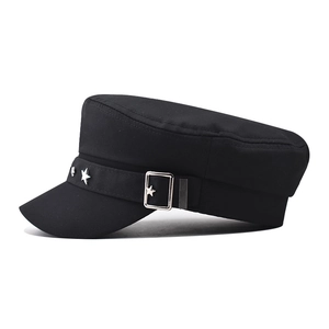 Casquette militaire noire classique avec clous étoiles argentés et boucle métallique sur blanc