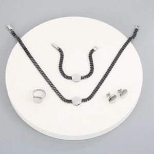 Set di gioielli moderno con collana con ciondolo tondo, bracciale, anello e orecchini a lobo
