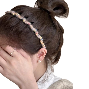 Cerchietto ondulato intrecciato colorato per donna, stile coreano dolce su una modella