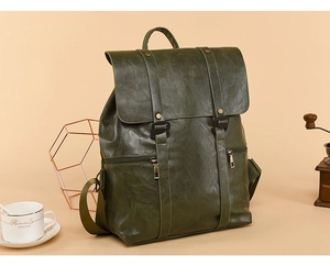 Detailansicht eines dunkelgrünen Vintage-Rucksacks aus Kunstleder mit Schnallen und Taschen